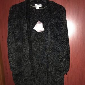 AVA & VIC Black sweater 3 quarter